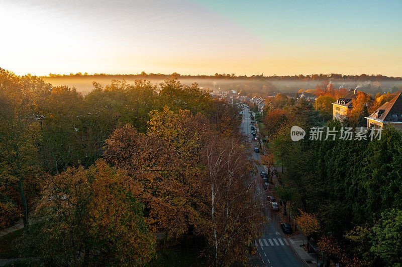 清晨云雾缭绕，俯瞰布鲁塞尔东南方的比利时小城Woluwe，那里有le Foret Des Soignes森林